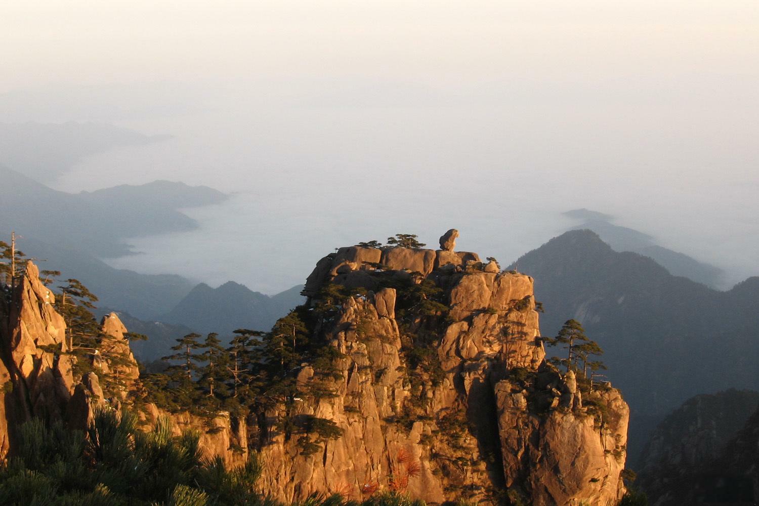 the-Monkey-Watching-the-Sea-viewpoint-Huangshan